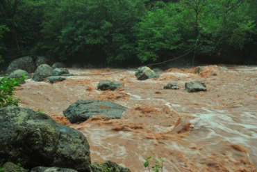 Более 20 туристов с детьми попали в водяную ловушку в Карпатах 