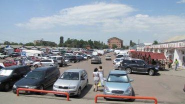 В Мукачево рядом с рынком "ГИД" пешеход кинулся под колёса автомобиля