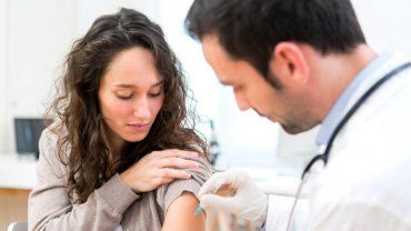 Температура після щеплення і біль у руці – нормальні реакції, які можуть виникати після  вакцинації