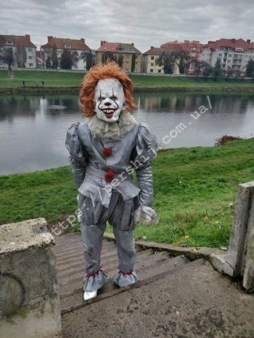 Страшно до мурашек: На улицах Мукачево заметили пугающего клоуна Пеннивайза