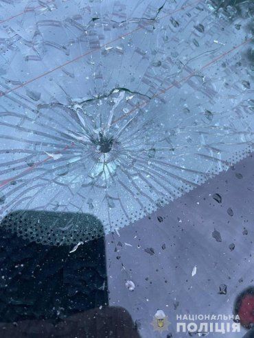 И смех, и грех: В Ужгороде полицейский автомобиль обстреляли с рогатки