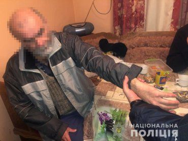 Покушение на убийство на Закарпатье: Бедолаге втыкали нож в грудную клетку раз за разом 