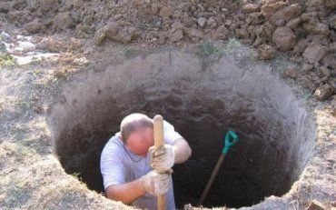 Во Львовской области двое детей упали в выгребную яму, один погиб