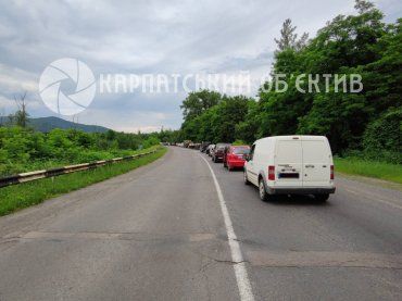 Стоят по 40 минут: Гигантская пробка на трассе возле Ужгорода доводит водителей до бешенства 