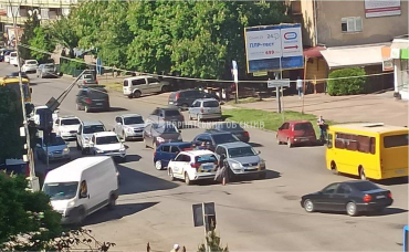 В Ужгороде возле 16-этажки ДТП: Автомобили блокируют половину улицы 