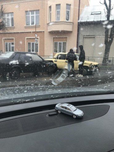 Объезжайте десятой дорогой: В Мукачево возле ЗАГСа из-за ДТП пробки