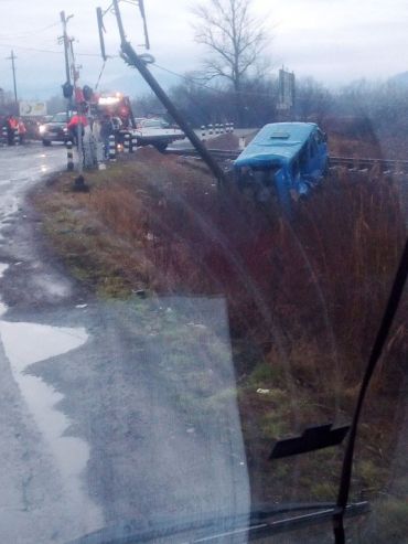 Шесть пострадавших: В Закарпатье локомотив разбил вдребезги микроавтобус с людьми