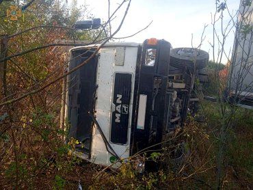 В Закарпатье водитель фуры погиб: Из кабины уже извлекли труп
