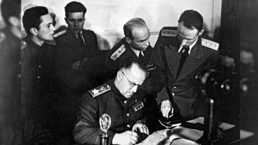 Маршал Советского Союза Г. К. Жуков подписывает Акт о безоговорочной капитуляции гитлеровской Германии, 8 мая 1945 года, Германия