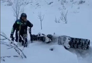 "Нашли Ваню, замерзшего": Появилось видео обнаружения тела закарпатца, которого искали на полонине 4 дня