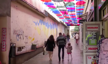 В Закарпатье вандалы изуродовали аллею с зонтиками