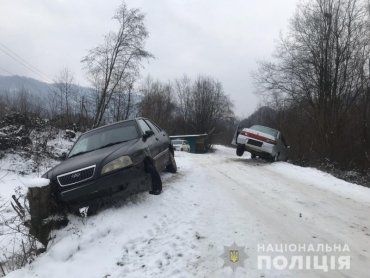 Оба автомобиля вылетели с дороги: В Закарпатье из-за пьяного парня произошло ДТП 