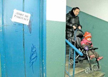 В Ужгороде горожан заставляют платить за неработающие лифты