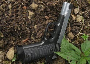 В Мукачево женщина в районе перестрелки обнаружила пистолет