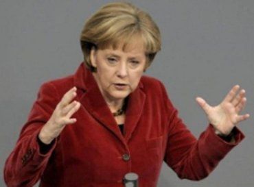 Немцы вышли на акцию протеста и требовали отставки Меркель