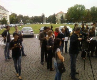 В Ужгороді зібралося 50 учасників протесту біля Білого Дому