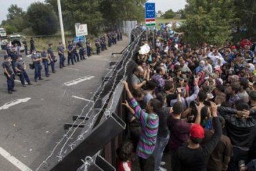 В Сети появились шокирующие фото столкновения полиции и мигрантов