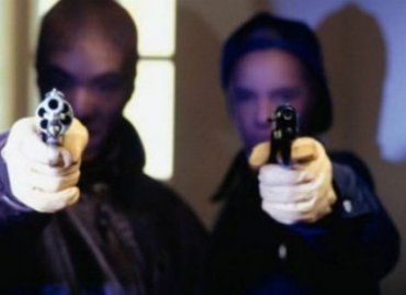 Четверо неизвестных людей в масках ограбили магазин в городе Берегово