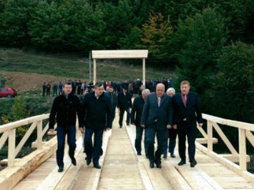 Первым по новому мосту прошел губернатор Закарпатья Г. Москаль