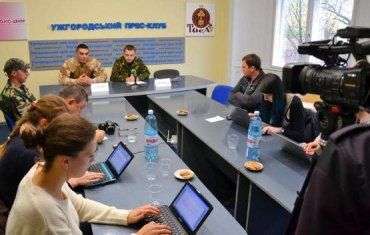 В Ужгородском пресс-клубе бойцы "Айдара" пообщались с журналистами