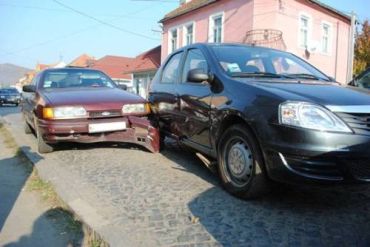 В Мукачево неповоротливая Dacia пыталась выехать со стоянки