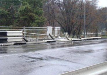 В Ужгороде "шумахер" протаранил ограду транспортного моста
