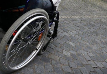 В Перечинском районе автомобиль наехал на коляску с инвалидом