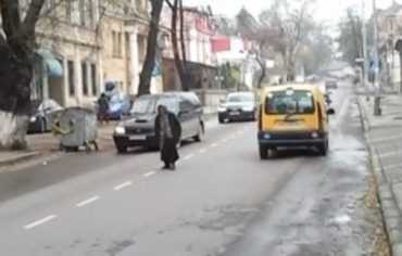 В Ужгороде старушка гуляла по проезжей части улицы