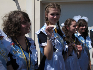 В этом году в Ужгороде закончили школу 893 выпускника