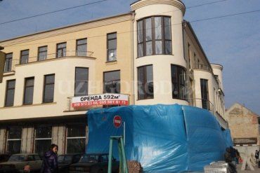 В городе Ужгороде понастроили уже столько магазинов, что в них некому торговать