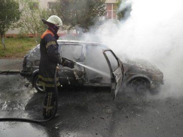 В Ужгороде на улице Челюскинцев загорелся автомобиль Volkswagen Golf