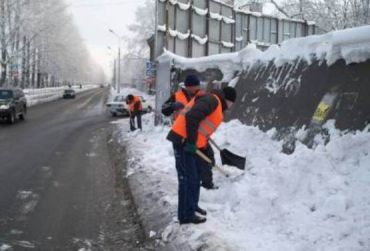 В городе Ужгород коммунальщики убирают снег быстрее, чем он падает