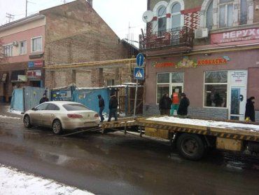 В Ужгороде крупный "олень" припарковался на самом пешеходном переходе
