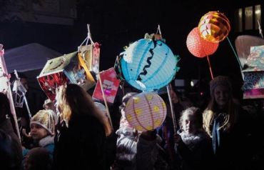 Изюминкой праздника стало торжественное шествие с фонариками