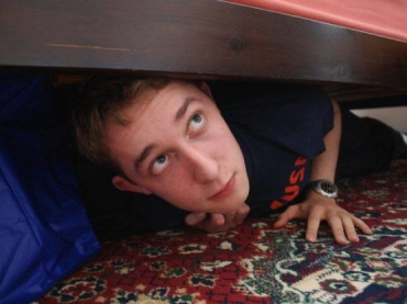 В Мукачево милиция поймала вора, который спрятался под кроватью