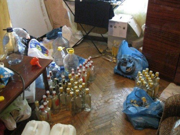 В квартире жителя Мукачево обнаружили цех фальшивой водки