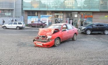На перекрестке в Ужгороде не разминулись два автомобиля: Daewoo Lanos и ВАЗ-2107