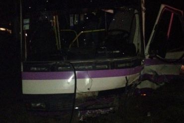 Водитель автомобиля Toyota Camry лоб в лоб столкнулся с автобусом