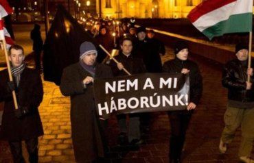 Эту показательную демонстрацию начали от здания венгерского парламента