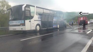 Пасажири викликали на місце події пожежників. Автобус сильно пошкоджений