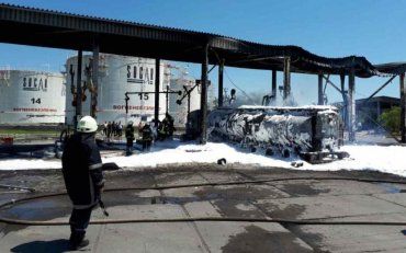 Одещинa: на території нафтобази спалахнула масштабна пожежа