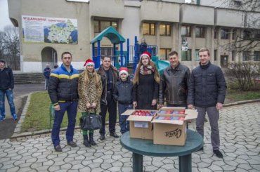 Активисты побывали в двух интернатах, где передали детям подарки от Чудотворца