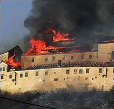 Пожар разрушил замок XIII века, уничтожив расположенный внутри музей
