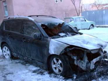 В Ужгороде сожгли автомобиль руководителя фонда "Срібний Дзвін" Павла Мешко