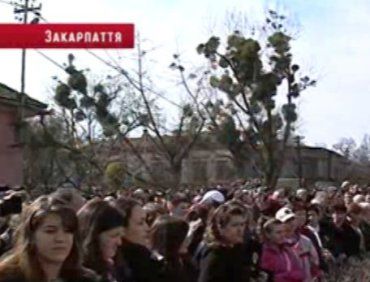Украинцы тысячами присягают на верность другим государствам