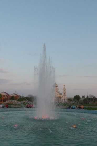 Возле чудо-фонтана в Мукачево толпа не расходилась даже вечером