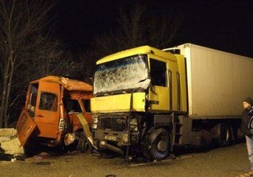 Маршрутка "Фольксваген" с 19 пассажирами столкнулась с грузовиком "Рено магнум"