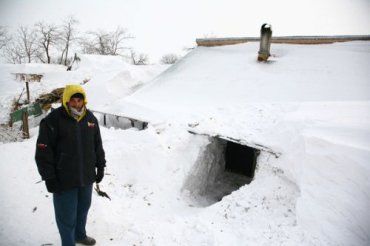 В некоторых селах Румынии из под снега видны только трубы на крышах домов