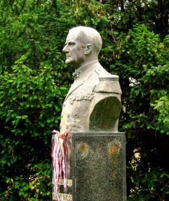 В венгерском поселке Чокако торжественно открыли бюст фашисту Миклошу Хорти