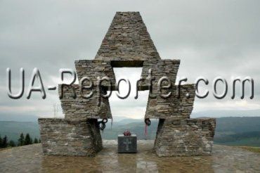 В Закарпатской области подожгли монумент 1100-летия "гонфоглалашу"